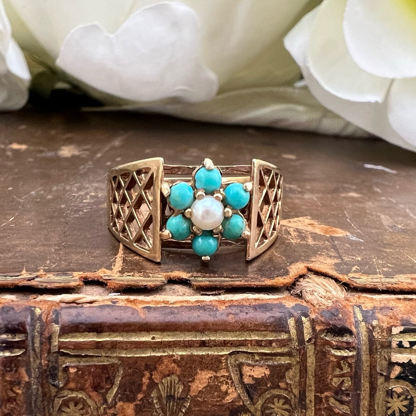Anello Fiore in Oro Giallo con Turchesi e Perla – Birmingham 1972