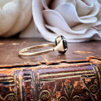 Anello vintage solitario con granato ovale – oro 9 carati, anni ’70