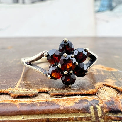 Anello vintage a margherita con granati – Birmingham, 1981
