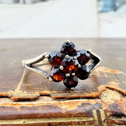 Anello vintage a margherita con granati – Birmingham, 1981