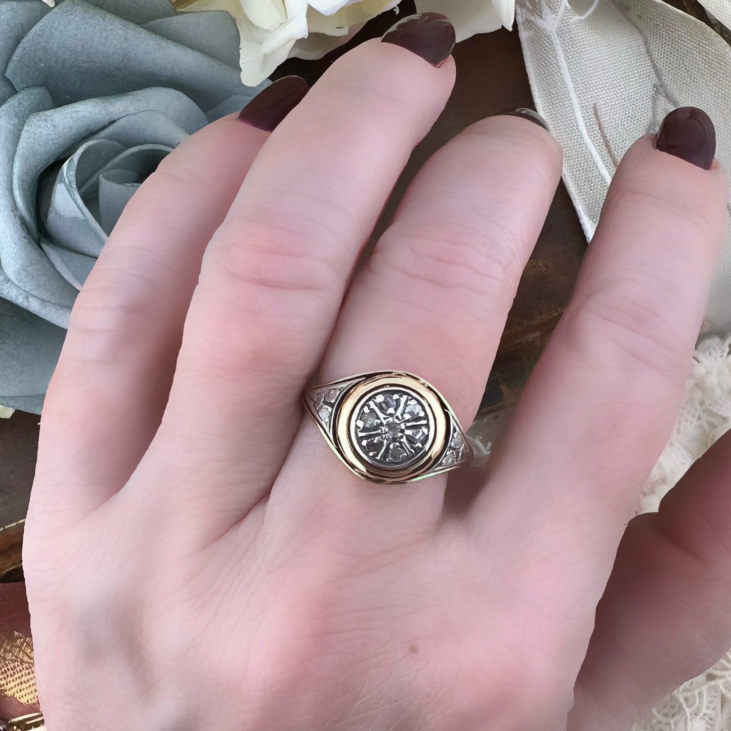 Anello toppa/Margherita in oro 18k e diamanti a rosetta. Primi ‘900