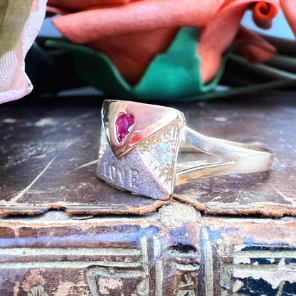 Anello chevalier “LOVE” in oro giallo 21 kt con rubino a cuore e diamanti naturali