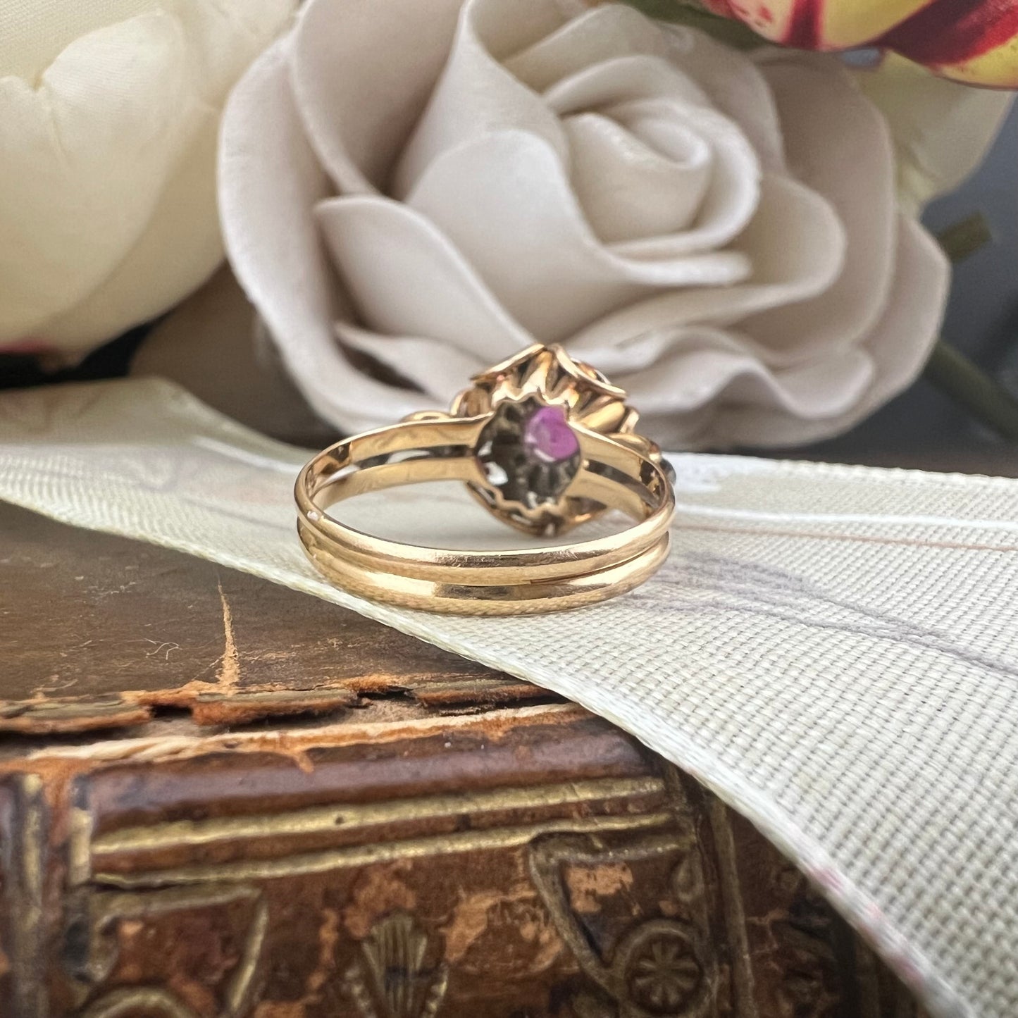 Anello in oro bianco e giallo anni ‘40 con rubino