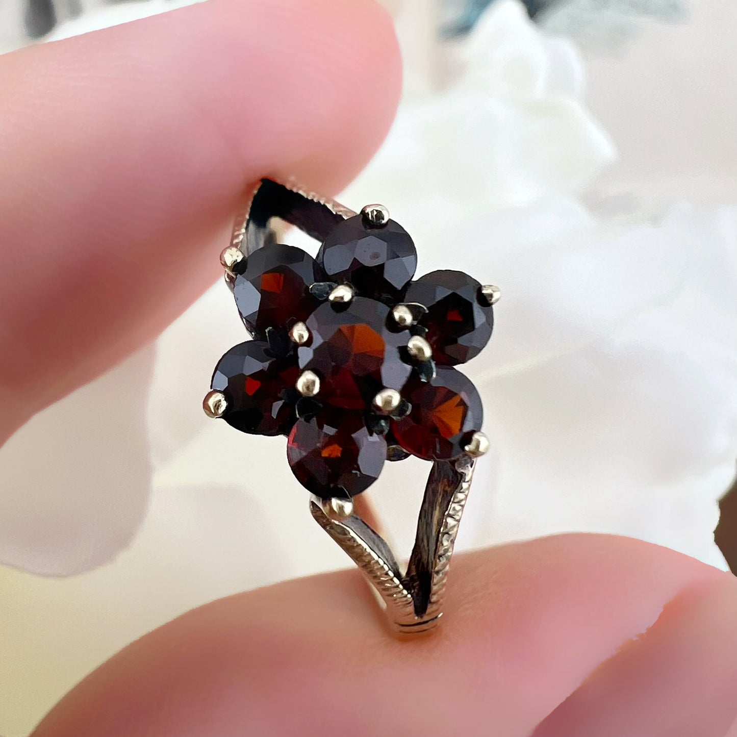 Anello vintage a margherita con granati – Birmingham, 1981