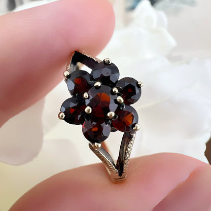 Anello vintage a margherita con granati – Birmingham, 1981