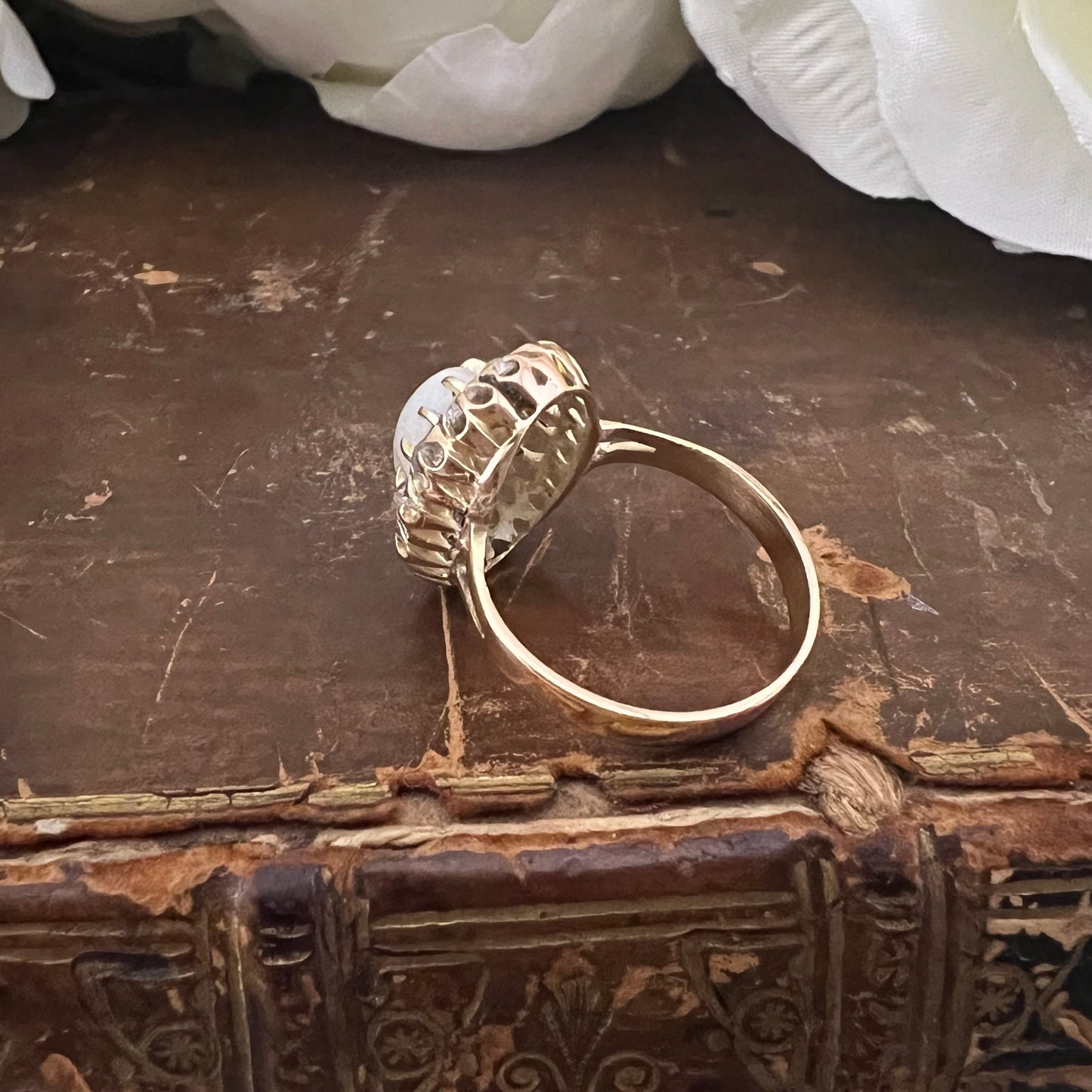 Anello inglese antico edoardiano 1900-1915 in oro giallo 18k, opale cabochon e diamanti