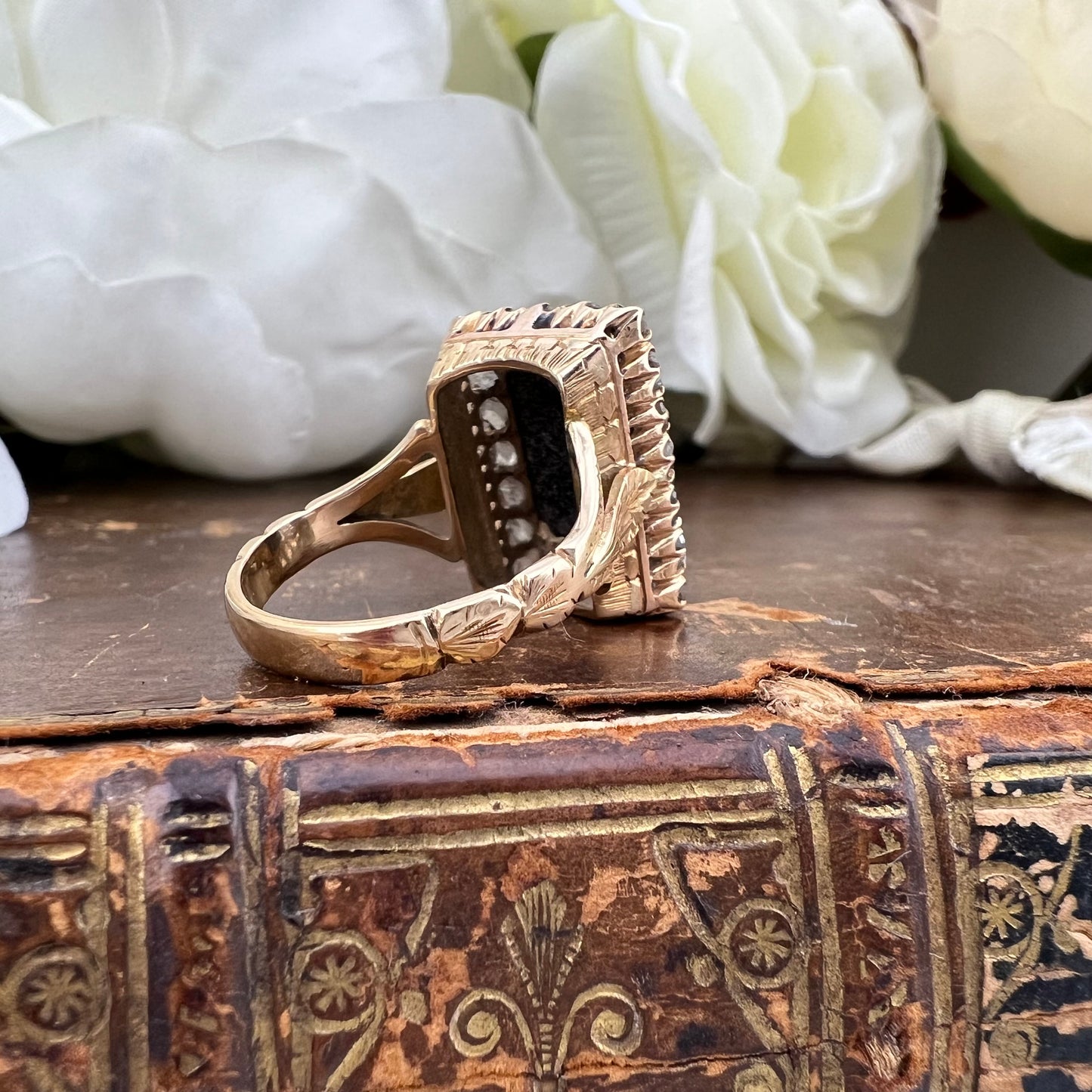 Parure ottocentesca veneziana con Moretti in materiale lapideo e diamanti a rosetta. Oro 18 ct