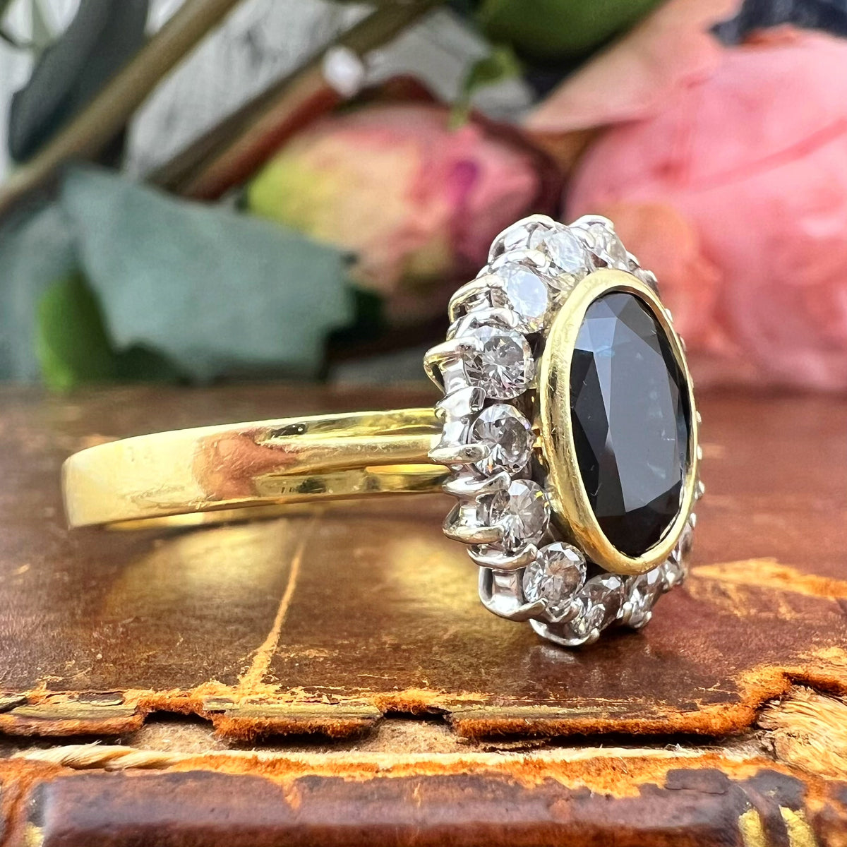 Anello Margherita con Zaffiro Naturale e Diamanti | Italia, anni ’50-’60