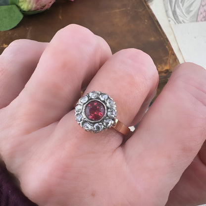 Anello margherita con granato rosato e diamanti, oro 18k – Italia, anni ’40