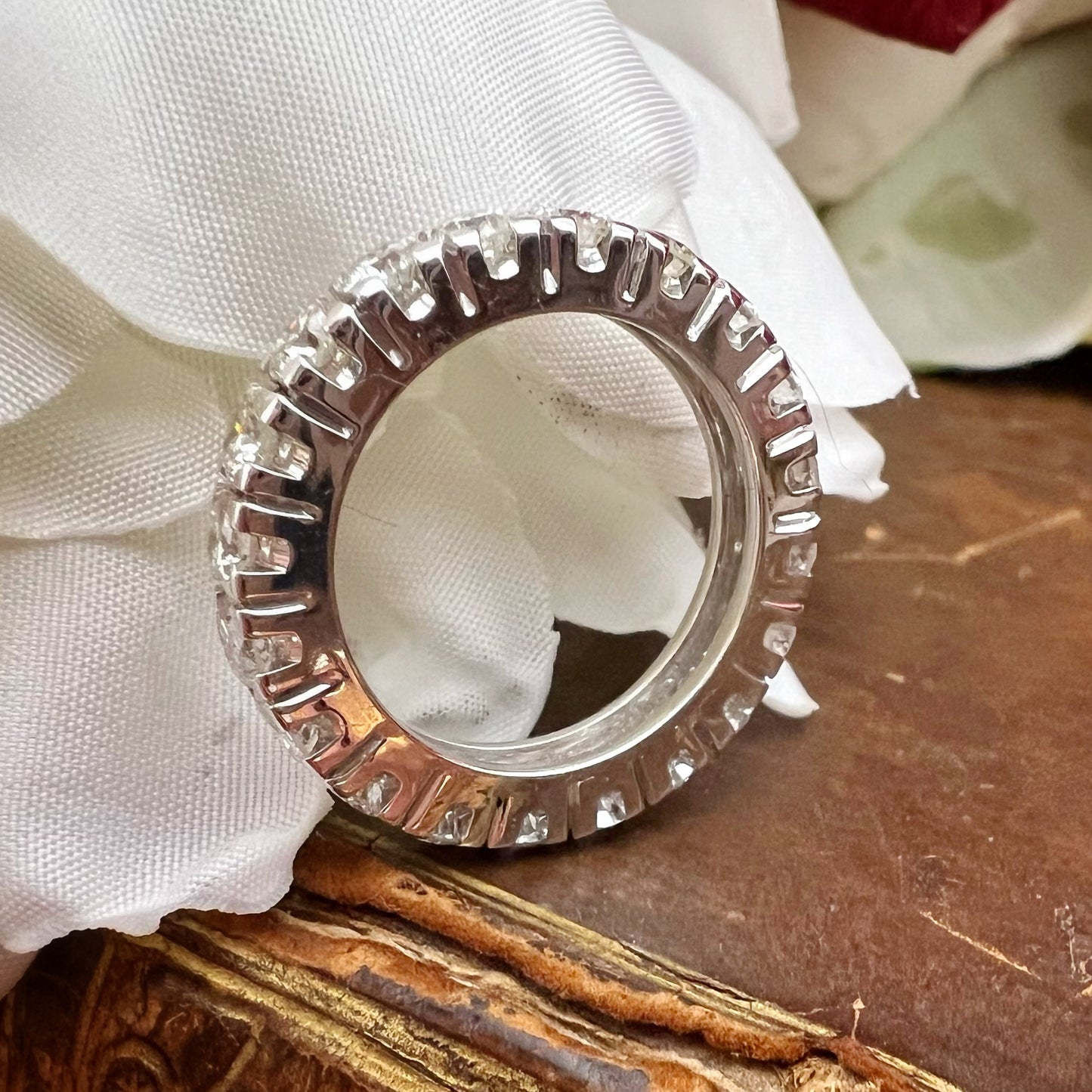 Anello Eternity vintage in oro bianco 18k con diamanti naturali – circa 2.40 ct - certificato