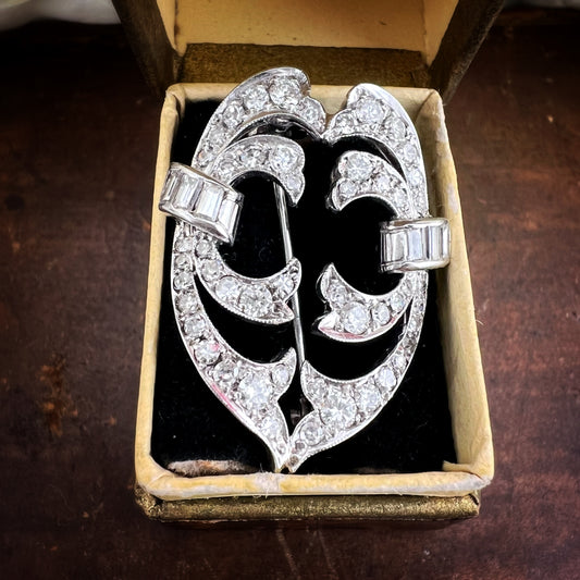 Spilla Art Déco in oro bianco 18 ct e 1 ct di diamanti raffigurante due uccellini stilizzati