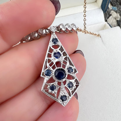 Collana con pendente traforato in zaffiri e diamanti – Europa, circa anni ’70