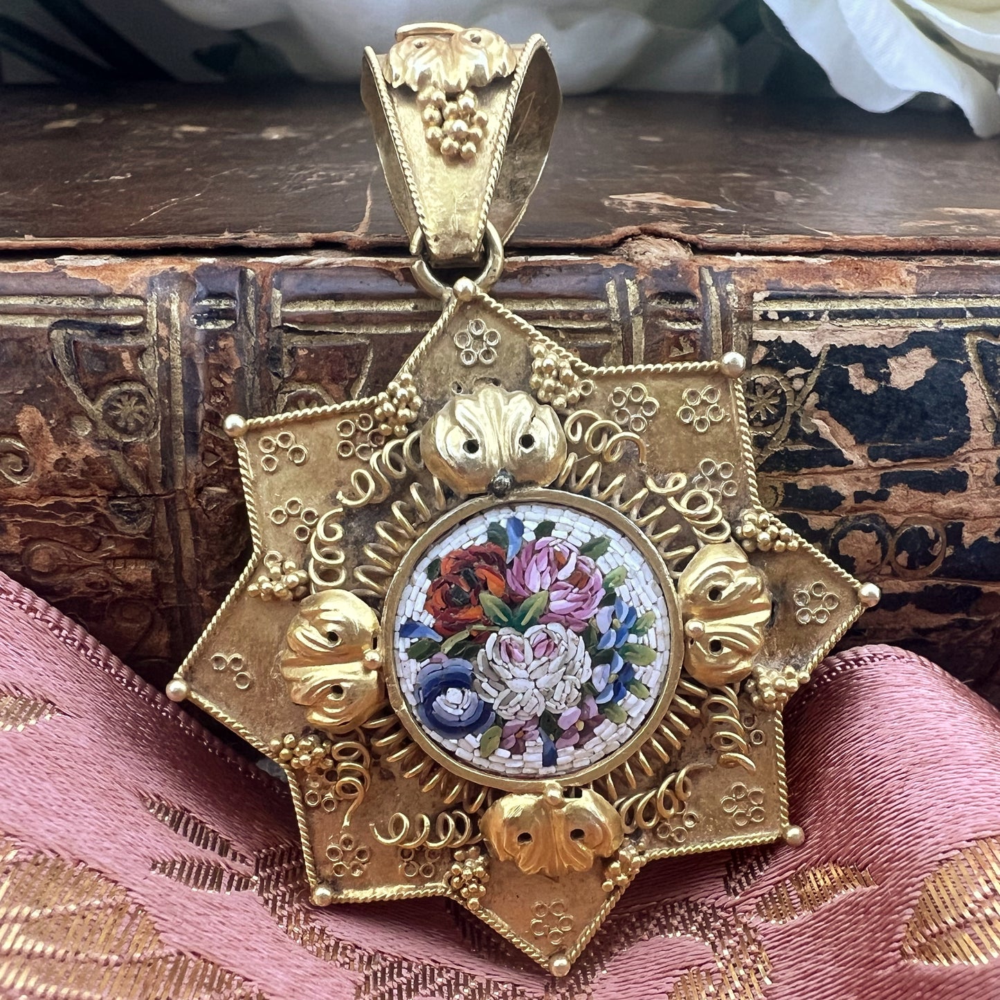 Raro pendente in oro porta ritratti a forma di stella - Venezia ‘800