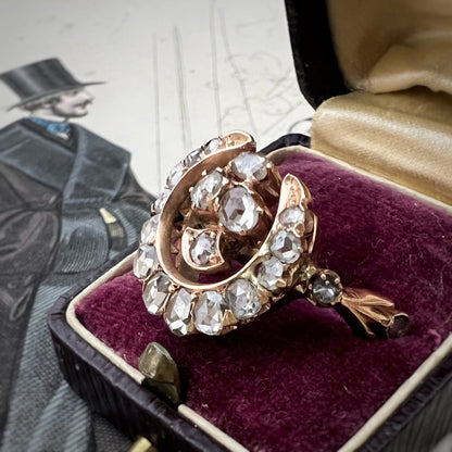Anello antico in oro 18 kt con luna crescente e trifoglio di diamanti a taglio rosa – eleganza vintage e buon augurio