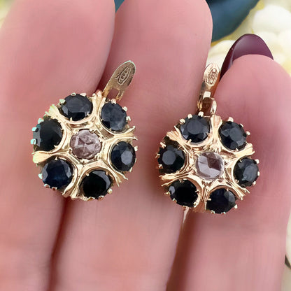 Orecchini a margherita in oro giallo con zaffiri e diamanti rosetta. Italia 1950 c.