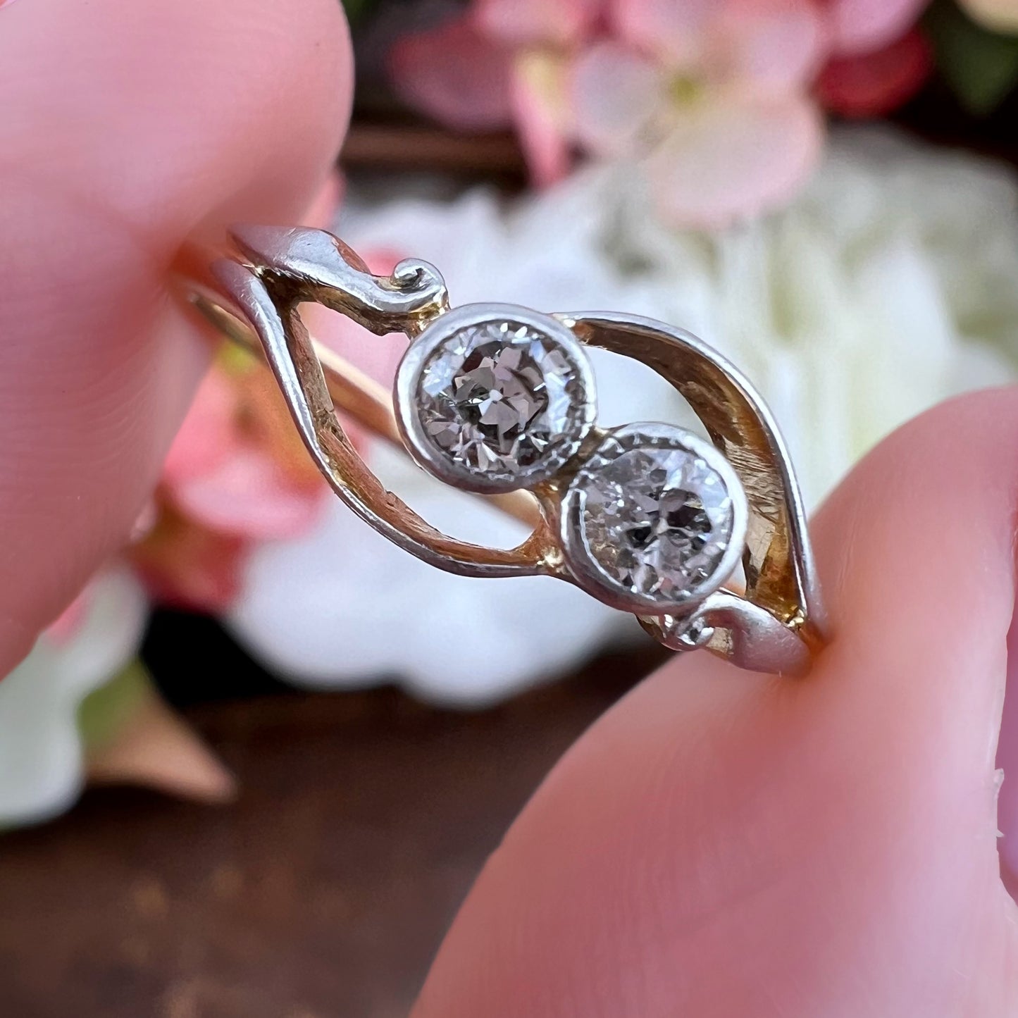 Anello antico in oro 18 e due diamanti – italia primi anni del Novecento