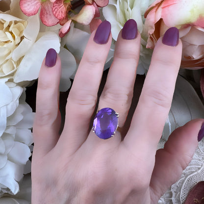 Anello cocktail in oro 9k con ametista taglio ovale ct 9.6, Inghilterra anni ‘60