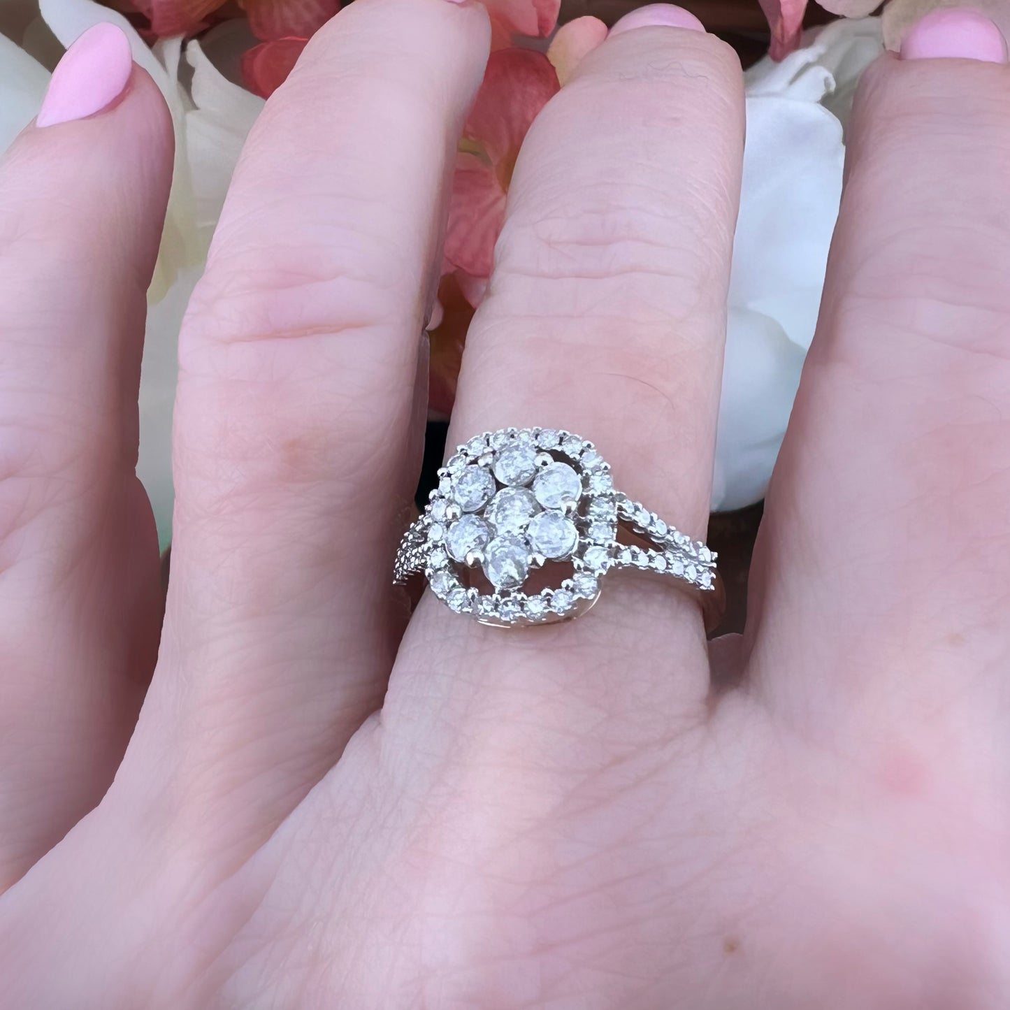 Anello modello Margherita con cornice di diamanti in oro