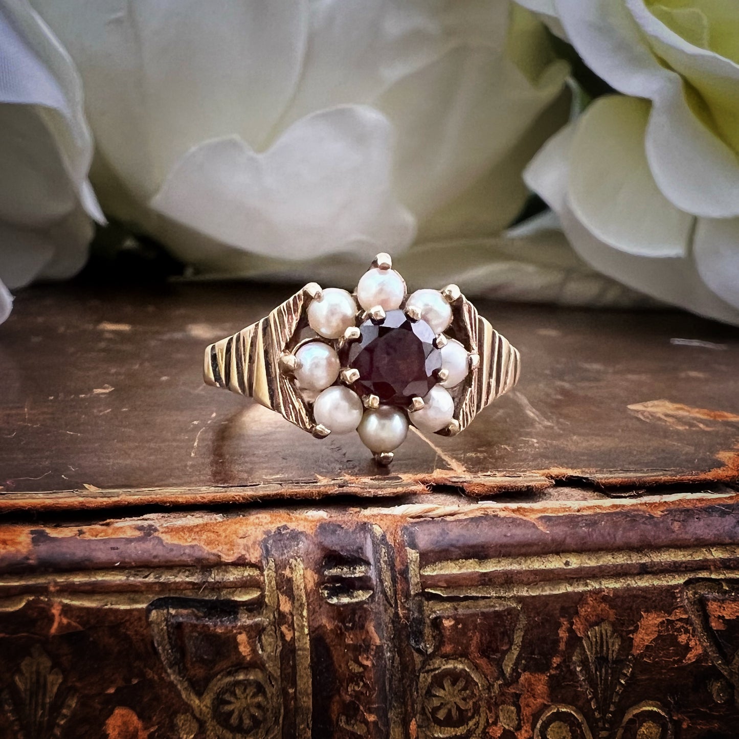 Anello Margherita con Granato e Perle – Anno 1970 Birmingham