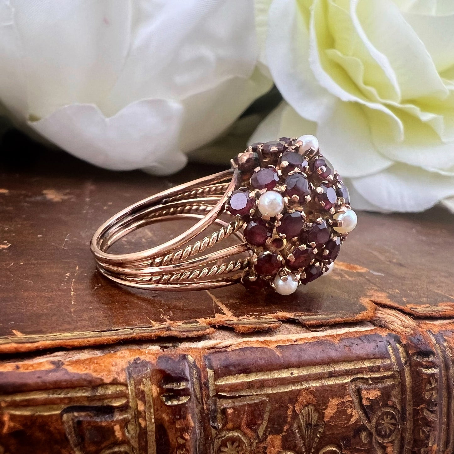 Anello vintage a cupola bombé con granati e perle – USA anni ’50