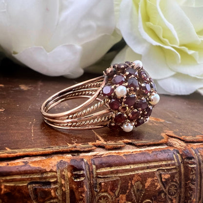 Anello vintage a cupola bombé con granati e perle – USA anni ’50