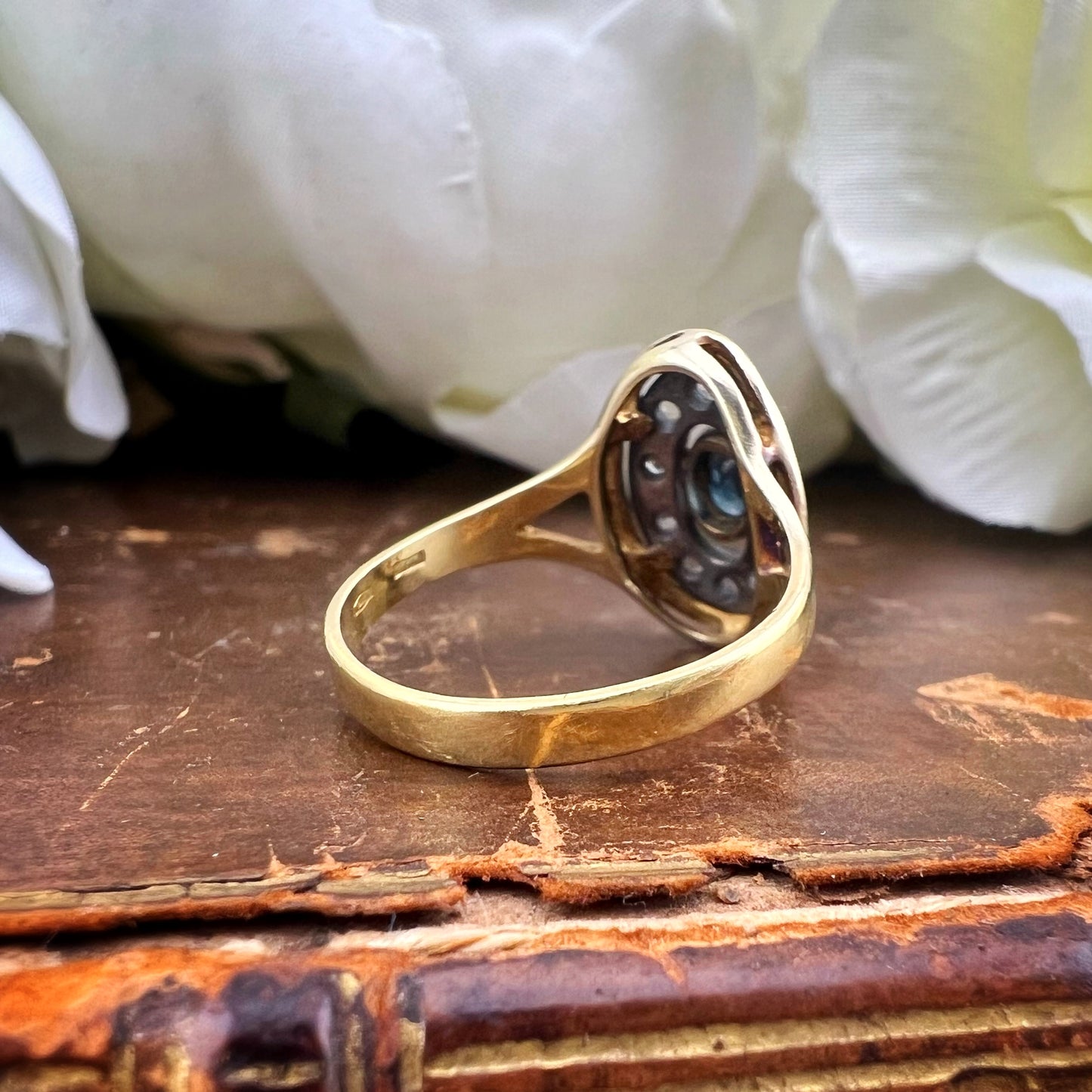 Anello Margherita ovale in oro 18 ct, zaffiro e diamanti a rosetta