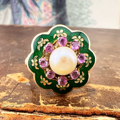 Anello a fiore in oro 18k con perla, rubini e smalto verde – Italia, circa anni ’60