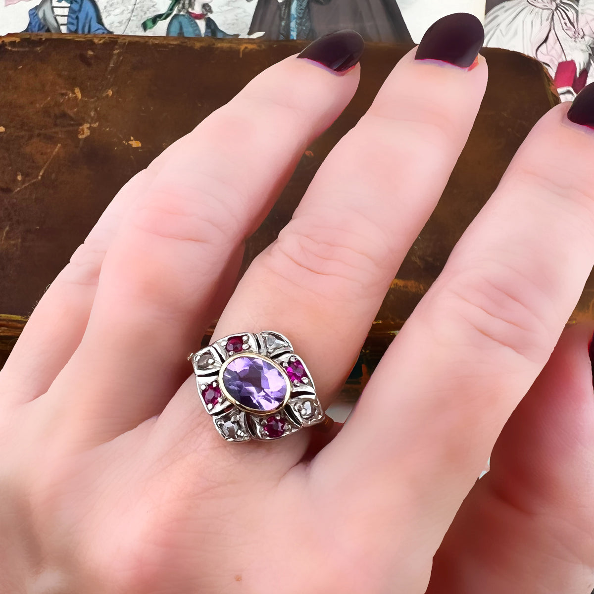 Anello rétro con ametista, diamanti e rubini – Italia, metà Novecento