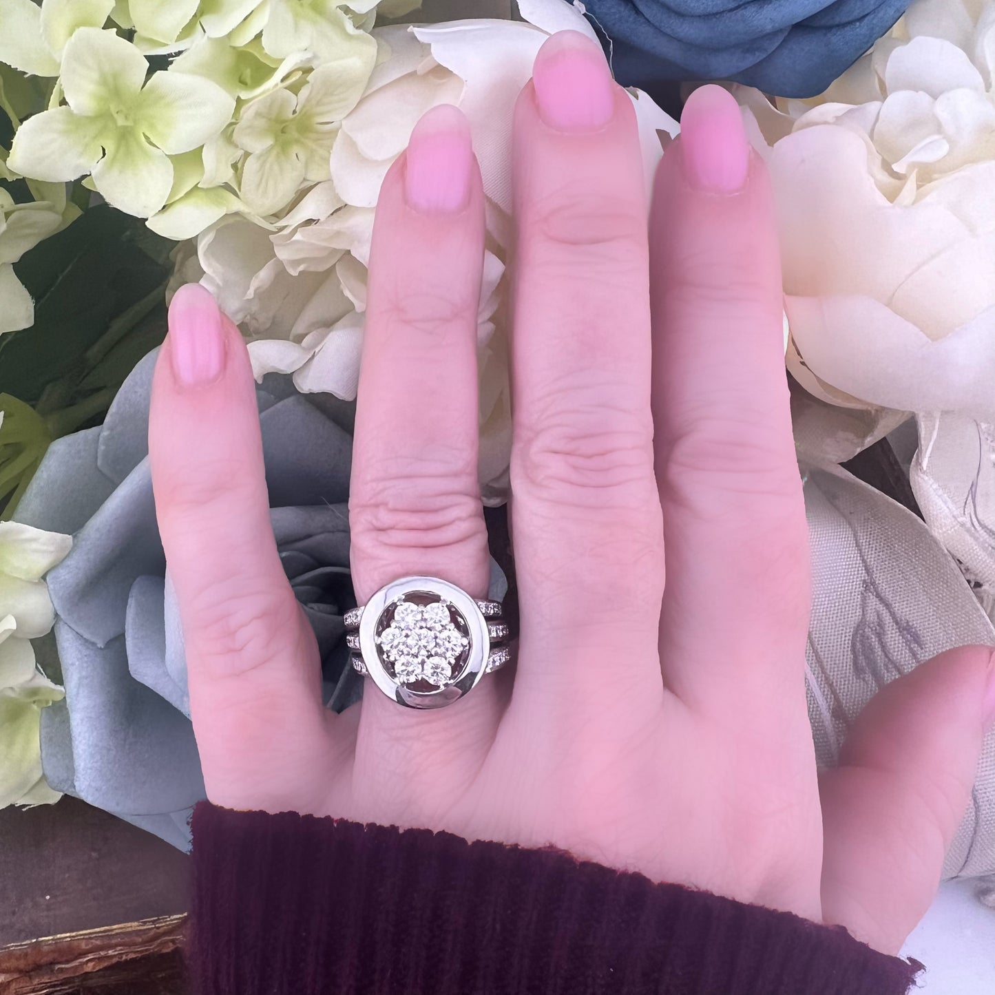 Anello vintage a margherita in oro bianco 18 kt e diamanti