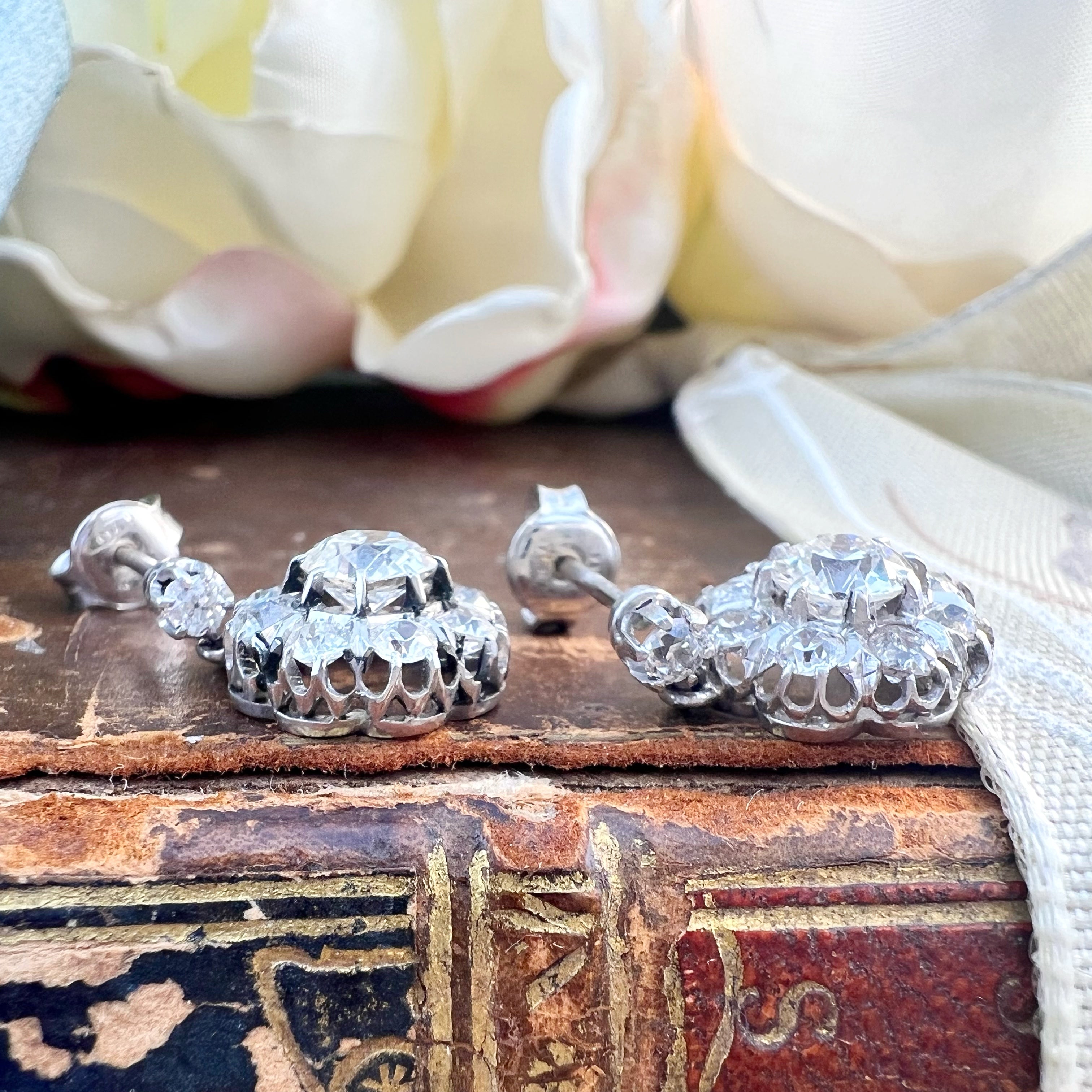 Chen Ming-Jewelry Set Di 2 Orecchini A Perno A Forma Di Dente - In Lega, Con Piccoli Cristalli - Unisex, Eleganti E Divertenti - 6x7 Mm