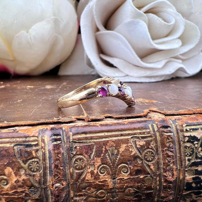 Anello Wishbone in Oro Giallo con Opali e Rubini – Londra, 1978