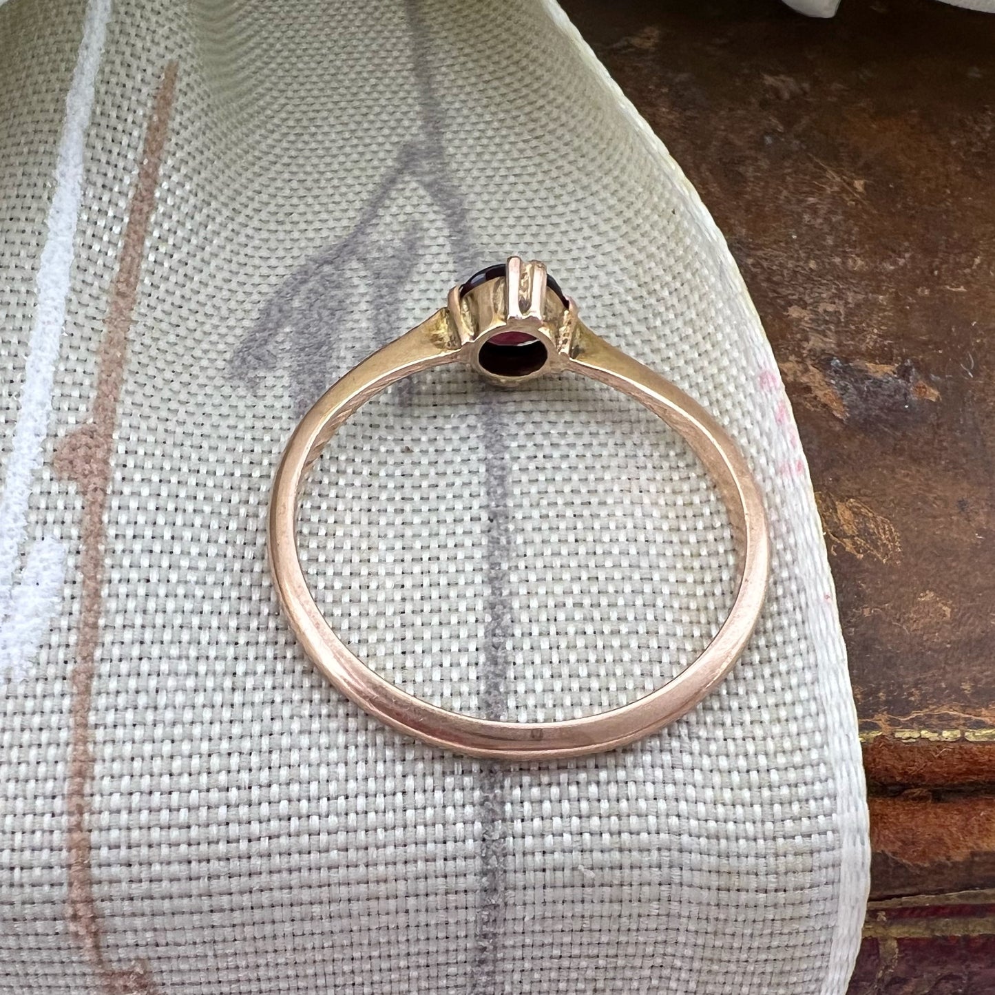 Solitario vintage con granato