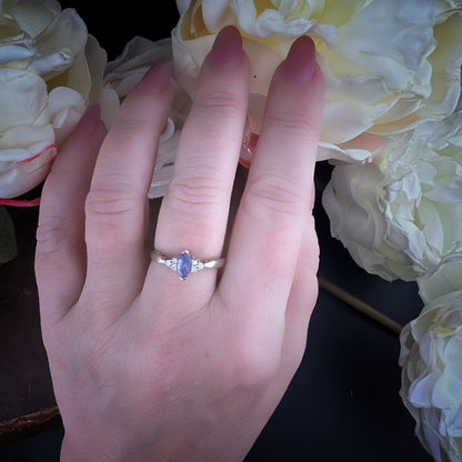 Anello in oro bianco con tanzanite marquise e diamanti