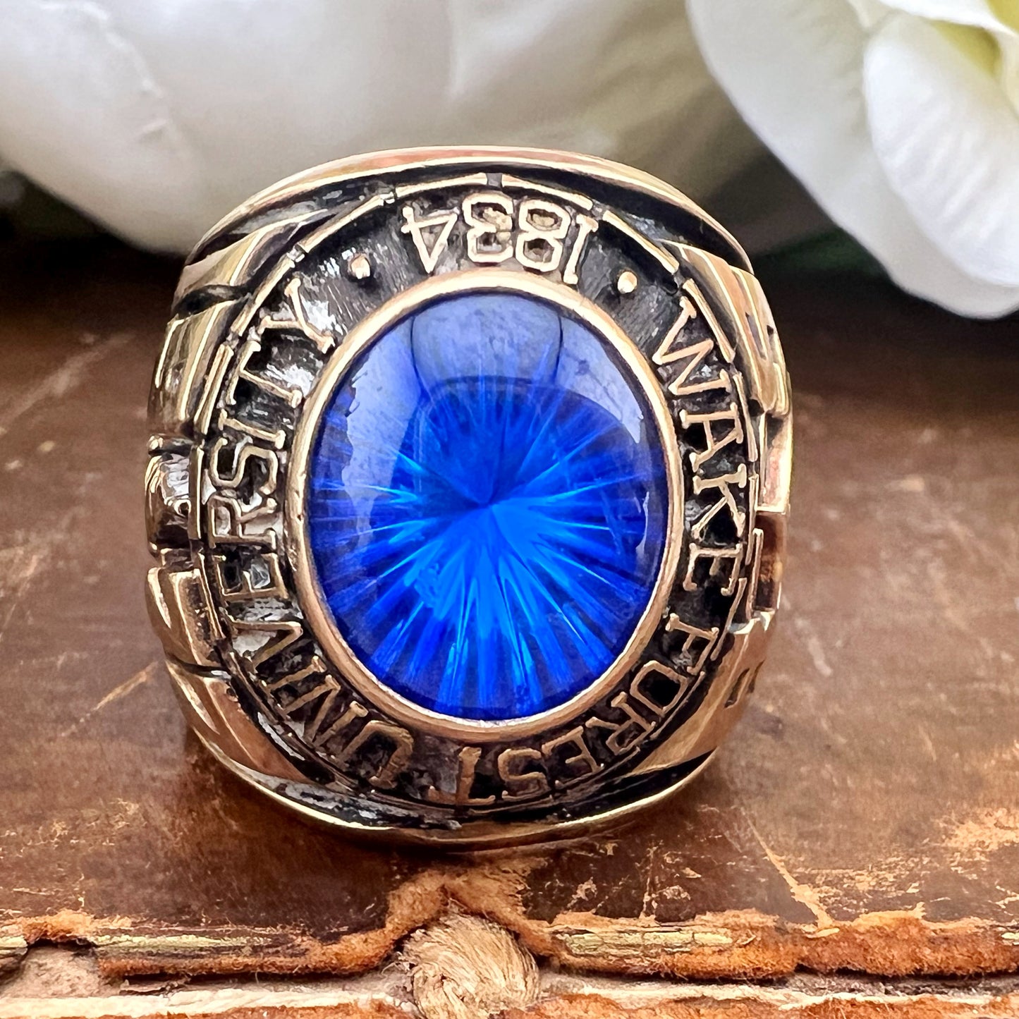 Voluminoso class ring in oro e spinello sintetico della Wake Forest University 1977