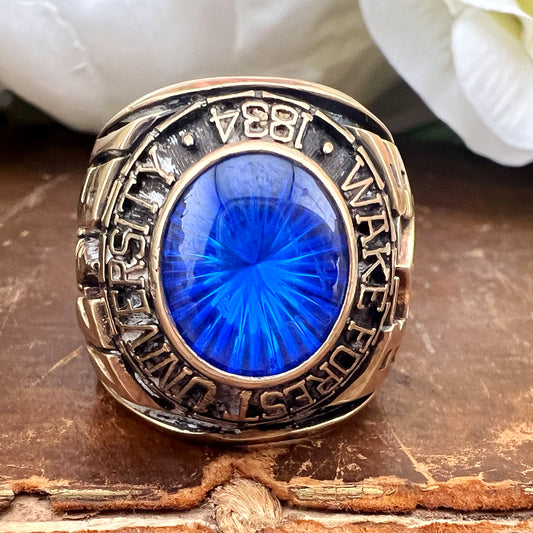 Voluminoso class ring in oro e spinello sintetico della Wake Forest University 1977
