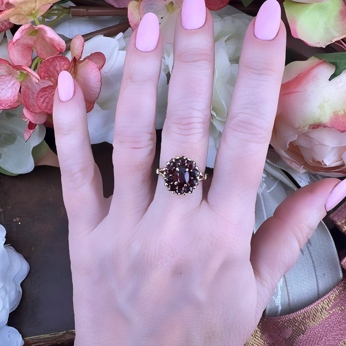 Anello vintage a margherita con granati – Londra, 1986