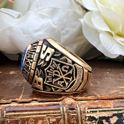 Voluminoso class ring in oro e spinello sintetico della Wake Forest University 1977