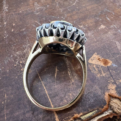 Grande anello margherita con zaffiro teal 3.80 ct e diamanti a rosetta per 1.20-1.30 ct in oro giallo 18k