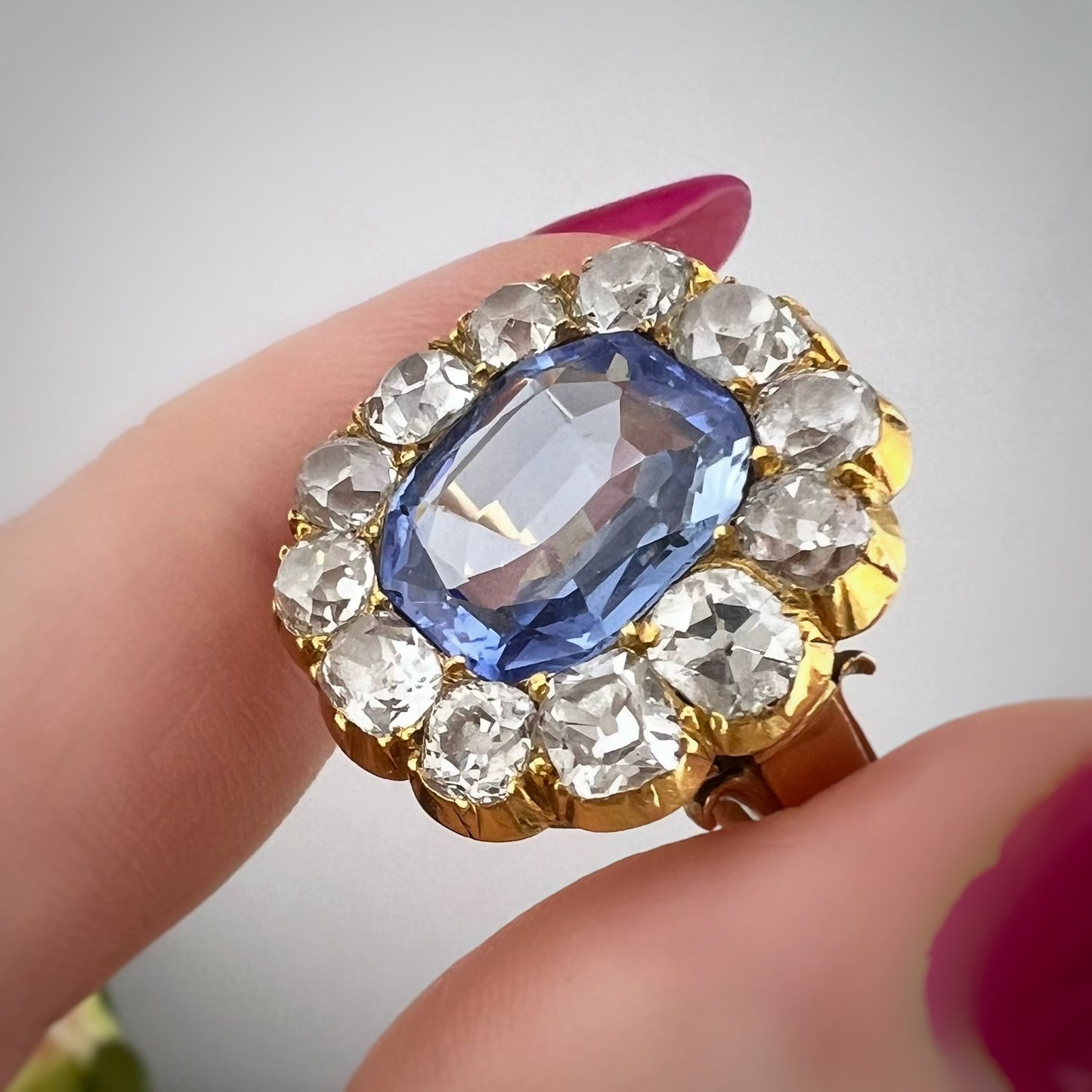 Anello fine ‘800 con zaffiro Ceylon 4.60 ct diamanti old mine 5 ct oro giallo 18k