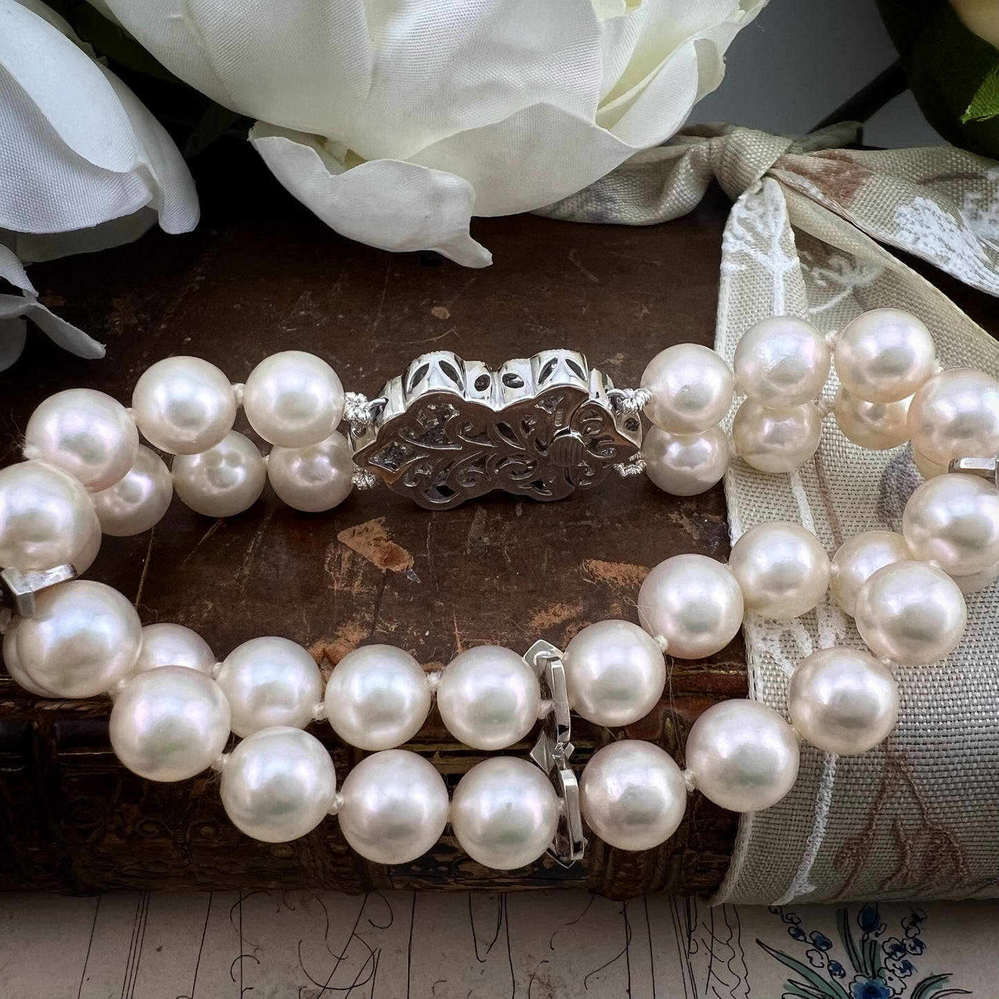 Bracciale vintage in perle Akoya con chiusura importante in oro bianco e diamanti – Anni ’60
