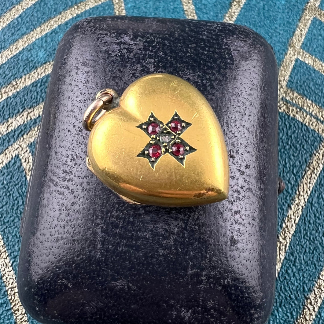 Antico locket placcato in oro con incastonati granati e diamante