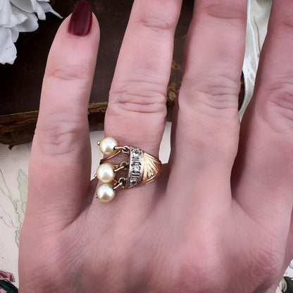 Anello Liberty in oro 18 kt con tre perle pendenti e diamanti rosetta