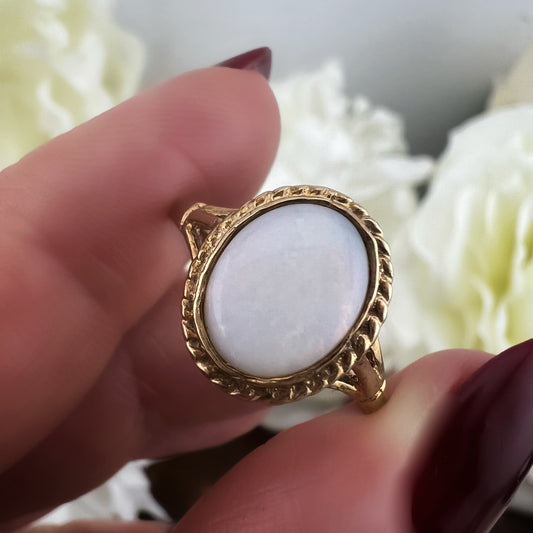 Anello vintage con grande opale cabochon e cordoncino in oro – Londra 1987