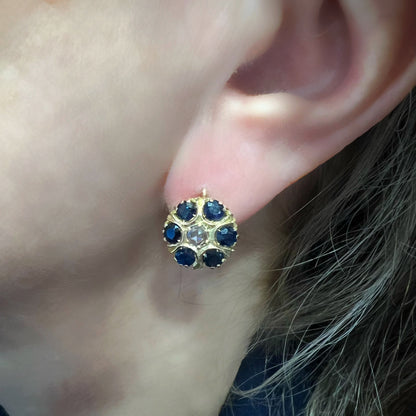 Orecchini a margherita in oro giallo con zaffiri e diamanti rosetta. Italia 1950 c.
