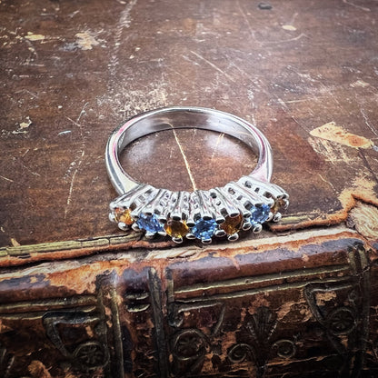 Anello vintage in oro bianco 18 ct con topazi azzurri e quarzi citrini Madera Vintage 18K White Gold Ring with Blue Topaz and Madeira Citrine Quartz