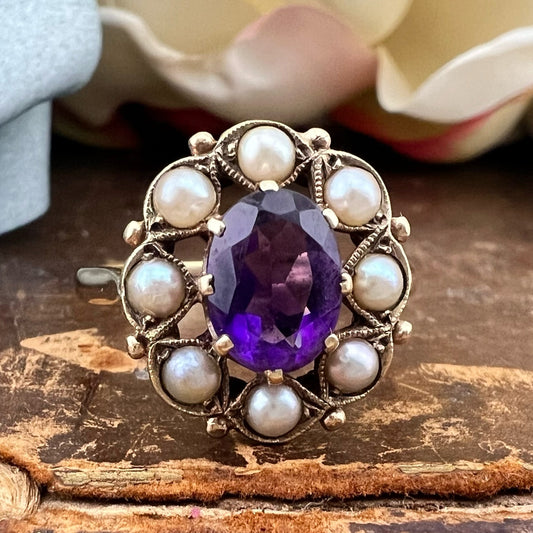 Anello vintage a margherita in oro 9k con ametista e perle naturali. Edimburgo, 1962