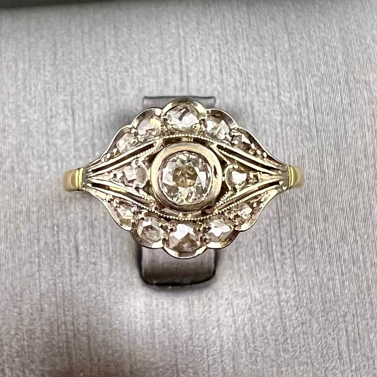 Anello in oro giallo e bianco 18 ct e diamanti Italia c. 1930