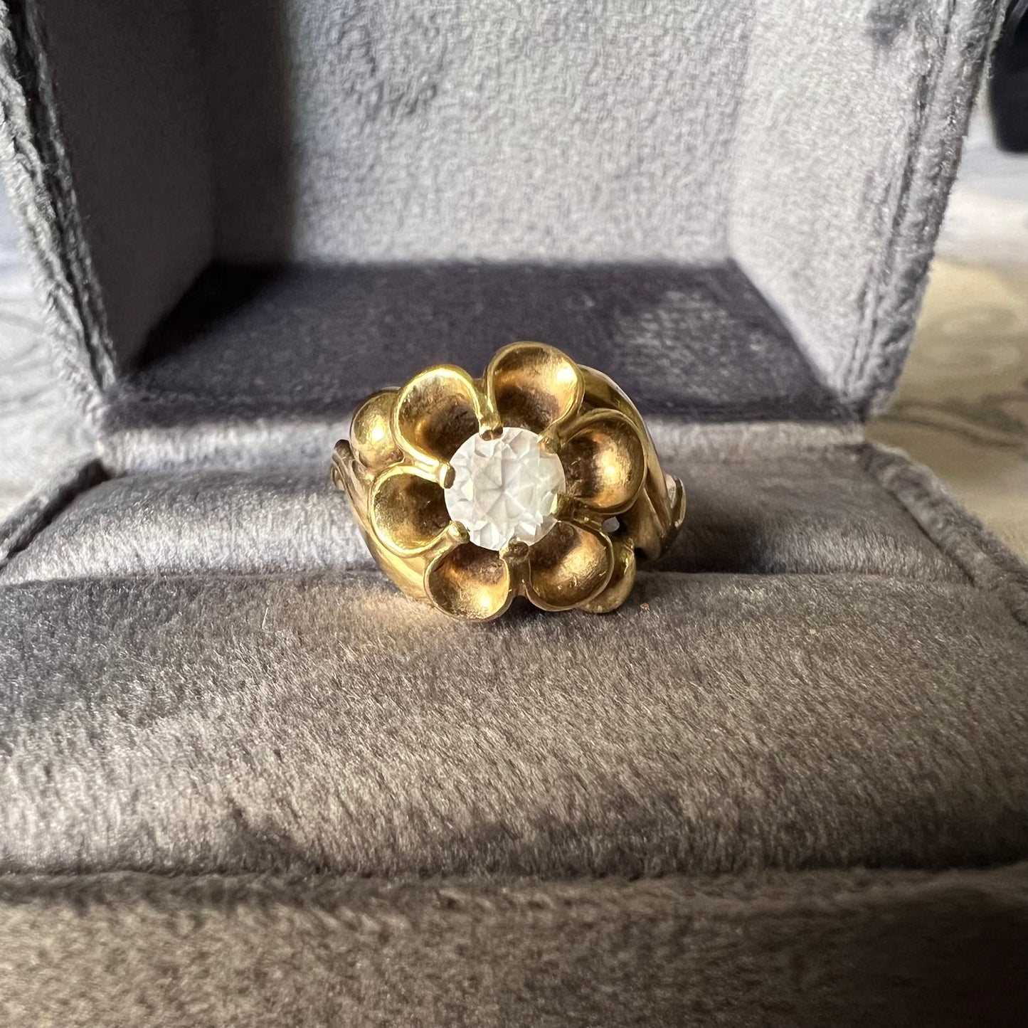 Anello a fiore primi ‘900 con topazio bianco in oro 18 ct