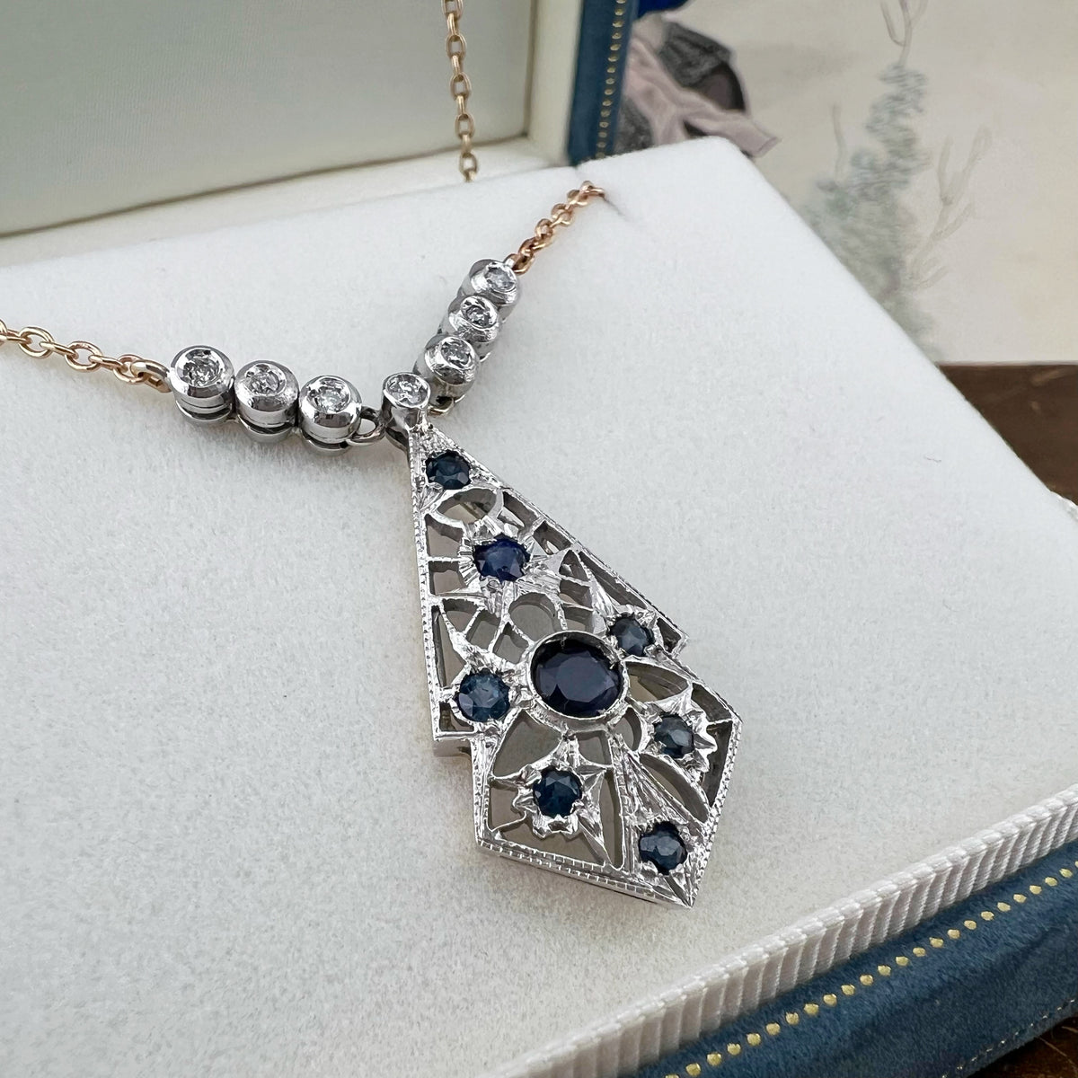 Collana con pendente traforato in zaffiri e diamanti – Europa, circa anni ’70