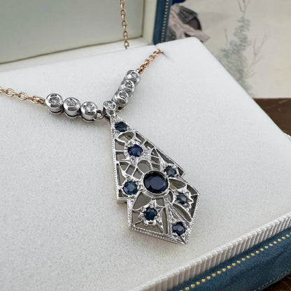 Collana con pendente traforato in zaffiri e diamanti – Europa, circa anni ’70